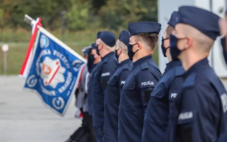 70 nowo przyjętych policjantów złożyło ślubowanie. Trójka z nich będzie pełniła służbę w Nowym Sączu