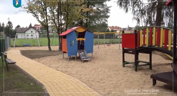 Przy SP nr 16 jest nowy plac zabaw Nowy Sącz