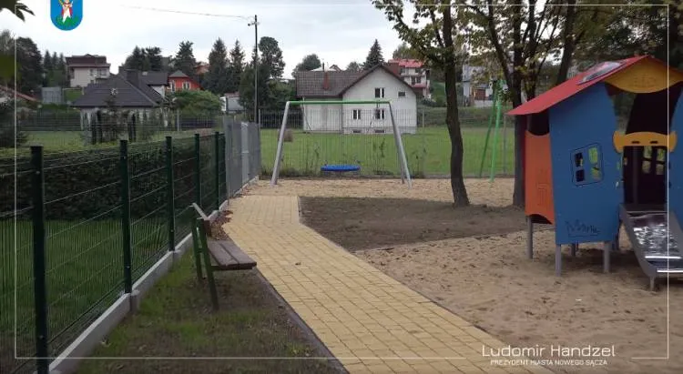 Przy SP nr 16 jest nowy plac zabaw Nowy Sącz
