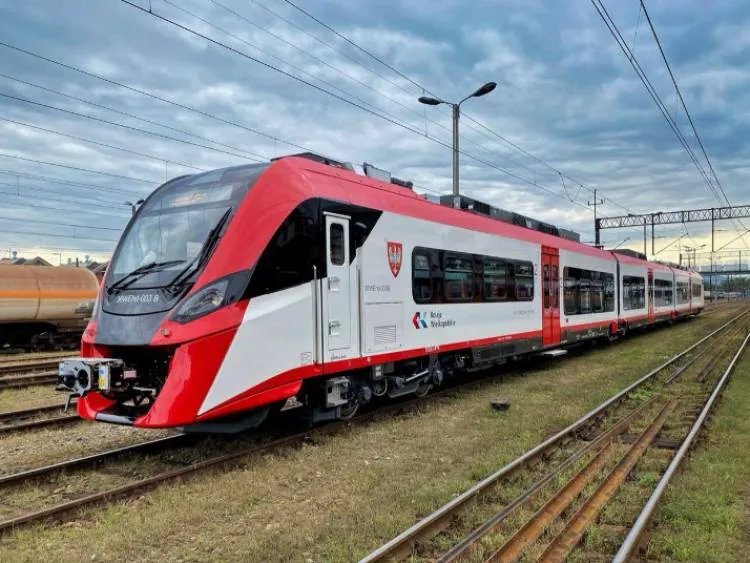 Impuls 2 dla Kolei Wielkopolskich wyjechał z Newagu na badania homologacyjne do Żmigrodu
