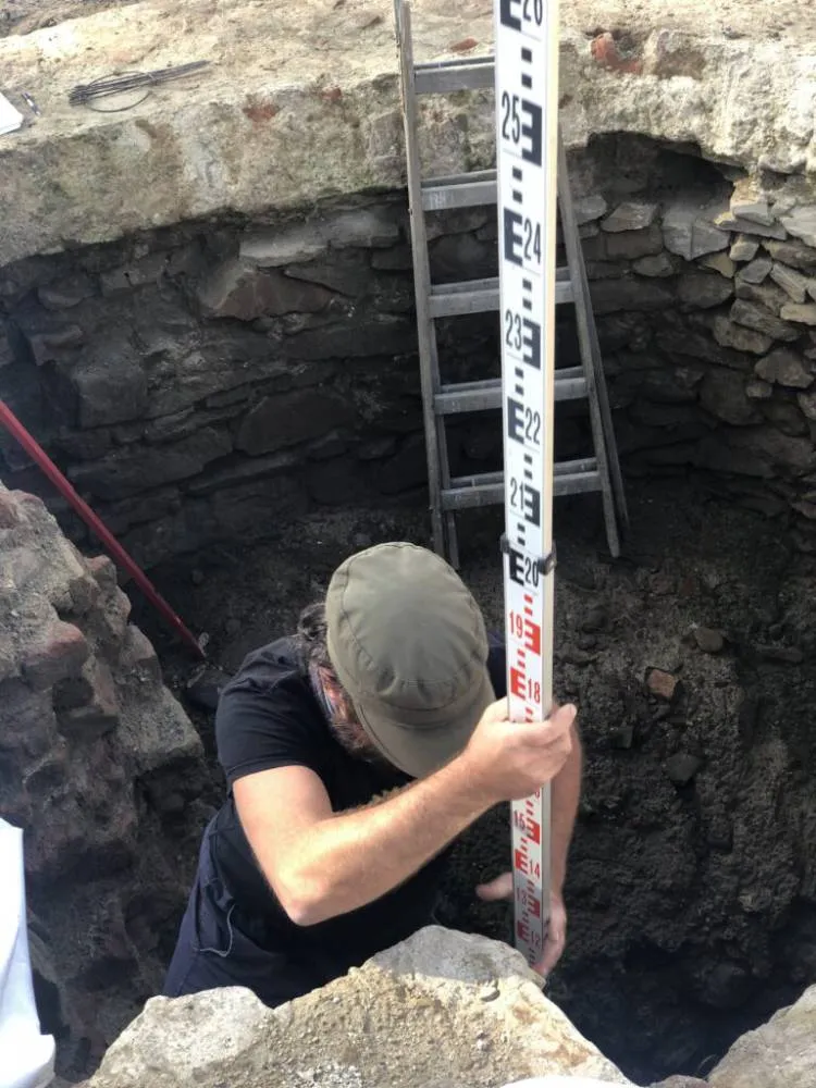 Na sądeckich wykopaliskach wykonano pomiary archeologiczne fundamentów starego ratusza