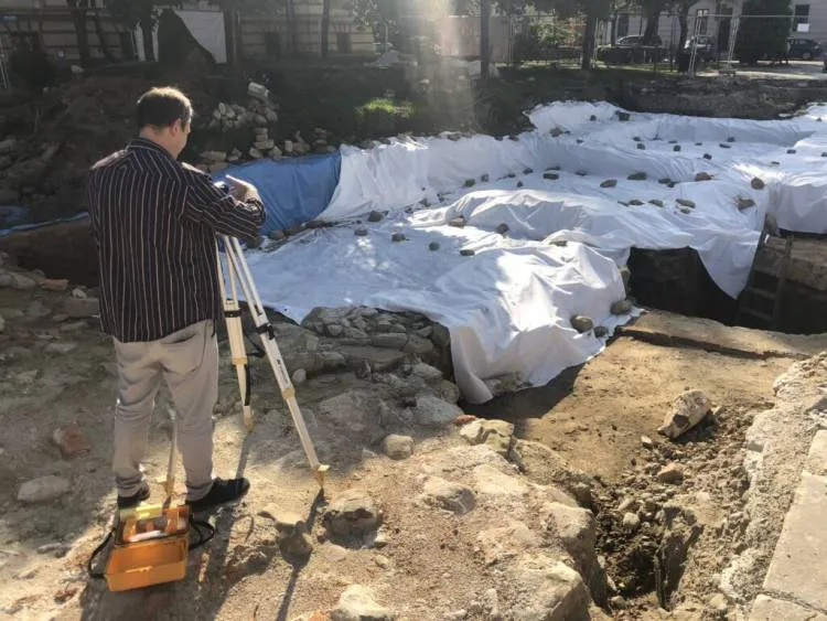 Na sądeckich wykopaliskach dokonano precyzyjnych pomiarów archeologicznych zachowanych fundamentów starego ratusza
