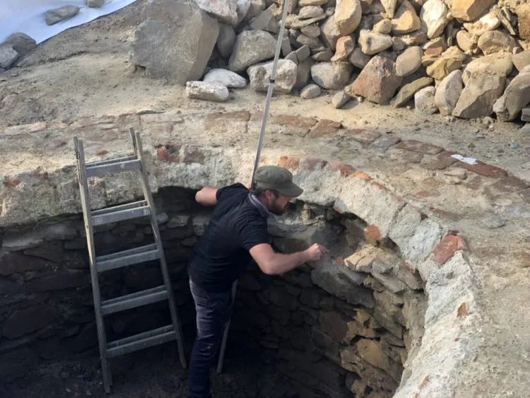 Na sądeckich wykopaliskach dokonano precyzyjnych pomiarów archeologicznych zachowanych fundamentów starego ratusza