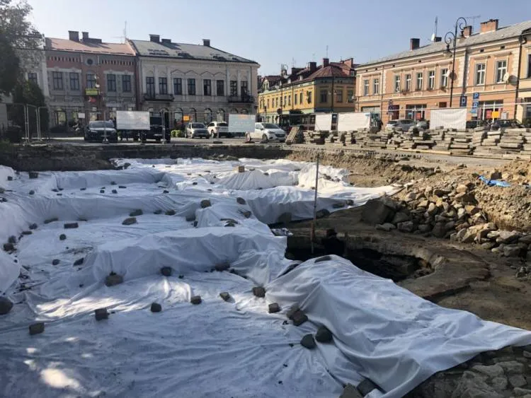 Na sądeckich wykopaliskach dokonano precyzyjnych pomiarów archeologicznych zachowanych fundamentów starego ratusza