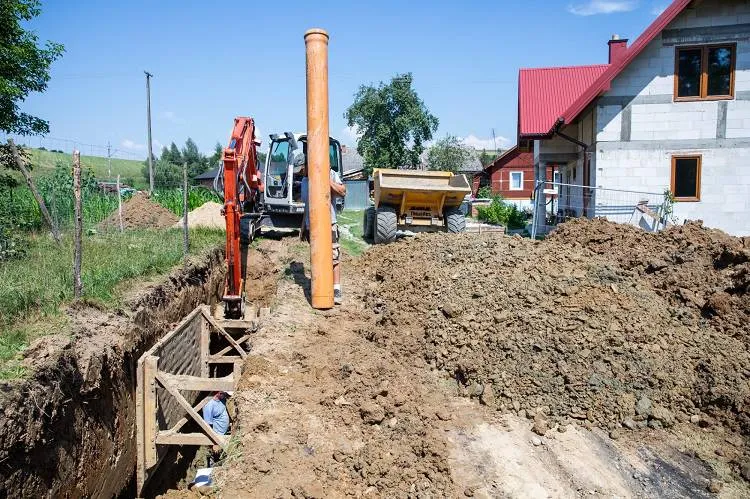 Trwa rozbudowa sieci kanalizacyjnej w Gminie Grybów
