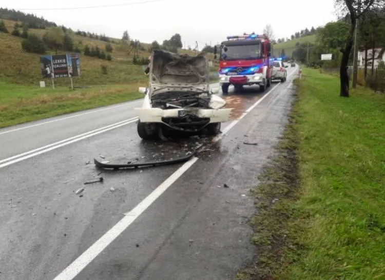 Kolizja dwóch samochodów w Nowej Wsi. Jeden z pojazdów oparł się  o ogrodzenie posesji