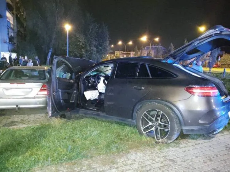 Na ul. Barskiej osobówka „wypadła” z drogi i uszkodziła pięć zaparkowanych samochodów