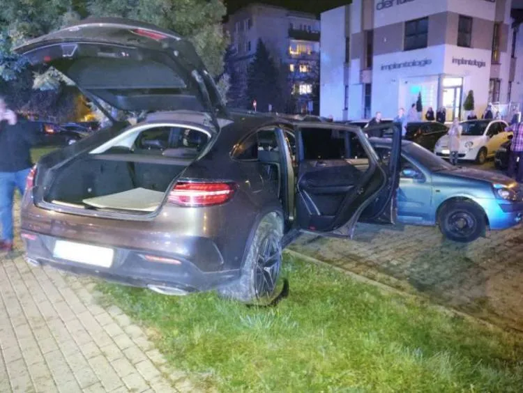 Na ul. Barskiej osobówka „wypadła” z drogi i uszkodziła pięć zaparkowanych samochodów