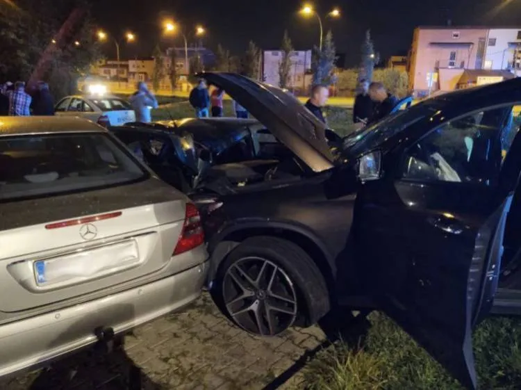 Na ul. Barskiej osobówka „wypadła” z drogi i uszkodziła pięć zaparkowanych samochodów