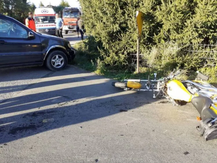 Zderzenie osobówki i motocykla w Małej Wsi. Kierujący jednośladem trafił do szpitala