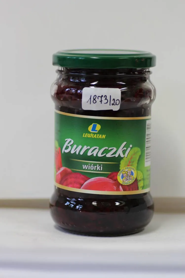 Pleśń, zasuszone szkodniki i kawałki szkła w sklepowych buraczkach