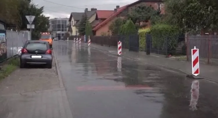 Trwa remont chodnika przy ulicy Głowackiego
