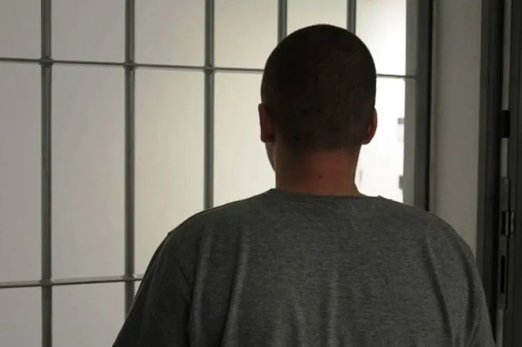 Ukradł gaz do zapalniczek z marketu budowlanego. Gdy uciekał z łupem natknął się na Policjanta