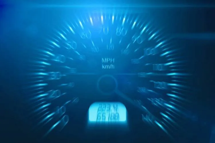 110 km/h w obszarze zabudowanym i jazda na podwójnym gazie. Kierowca volkswagena teraz za to odpowie przed Sądem