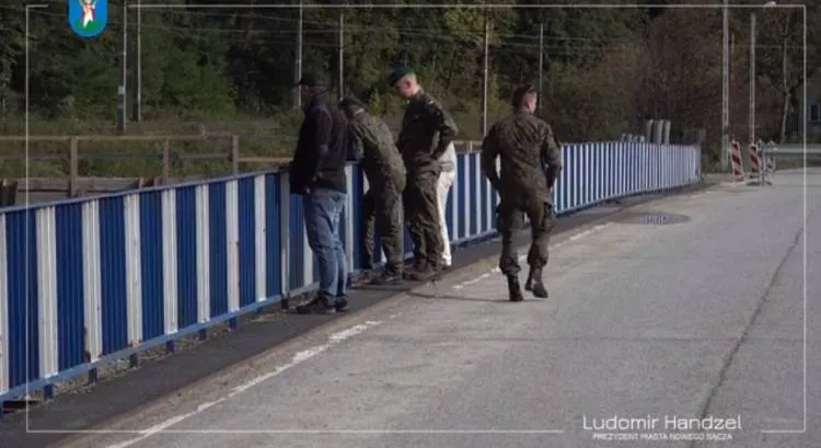 Do miasta przyjechali żołnierze z 3 Batalionu Inżynieryjnego w Nisku, którzy zmontują most tymczasowy na rzece Kamienica