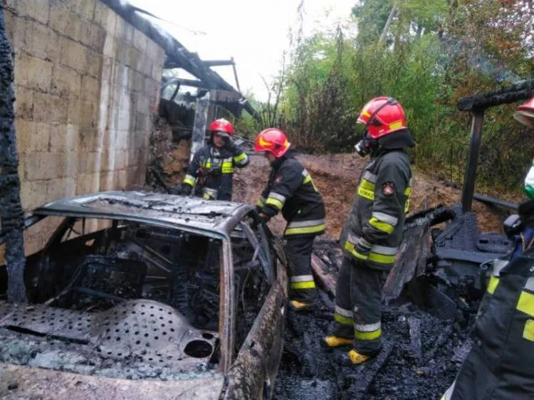 15 zastępów i 72 strażaków gasiło pożar budynku gospodarczego w Olszanie