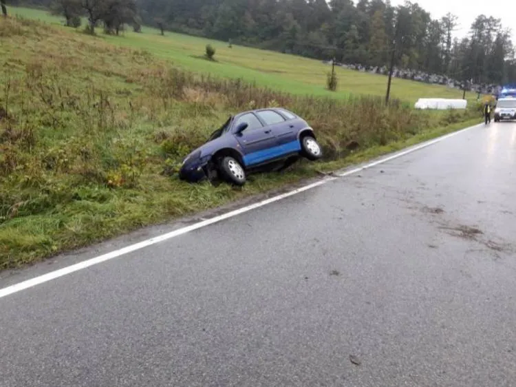 W Żeleźnikowej Wielkiej osobówka wypadła z drogi i uderzył w przepust
