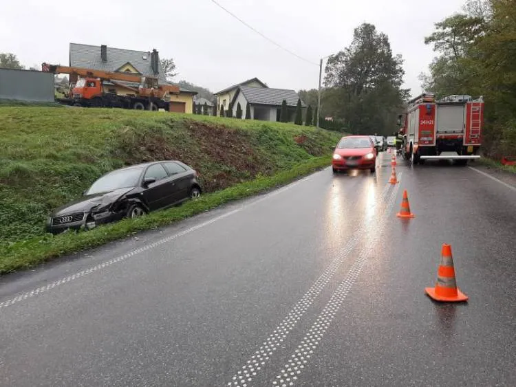 Kolizja dwóch samochodów w Naściszowej. Jedno wylądowało w rowie