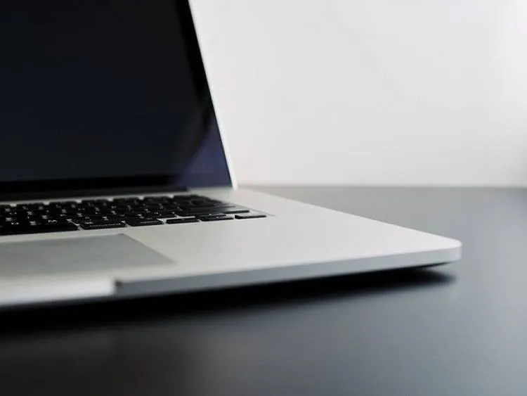Policjanci ostrzegają przed internetowymi oszustami