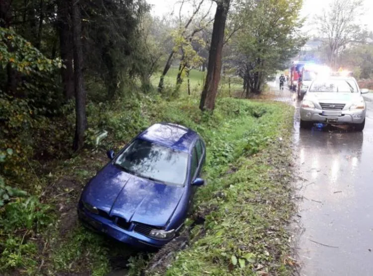 Wypadek w Łazach Biegonickich. Poszkodowany kierowca trafił do szpitala