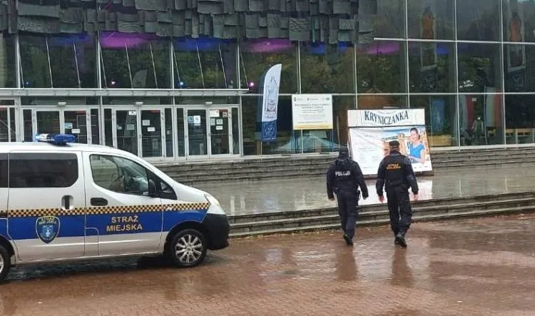 Będą sprawdzać przestrzeganie obostrzeń: Od dzisiaj na ulicach Nowego Sącza i Chełmca pojawi się więcej patroli mundurowych