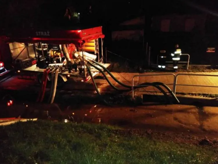 Kilkadziesiąt interwencji strażackich w związku z intensywnymi opadami deszczu na Sądecczyźnie