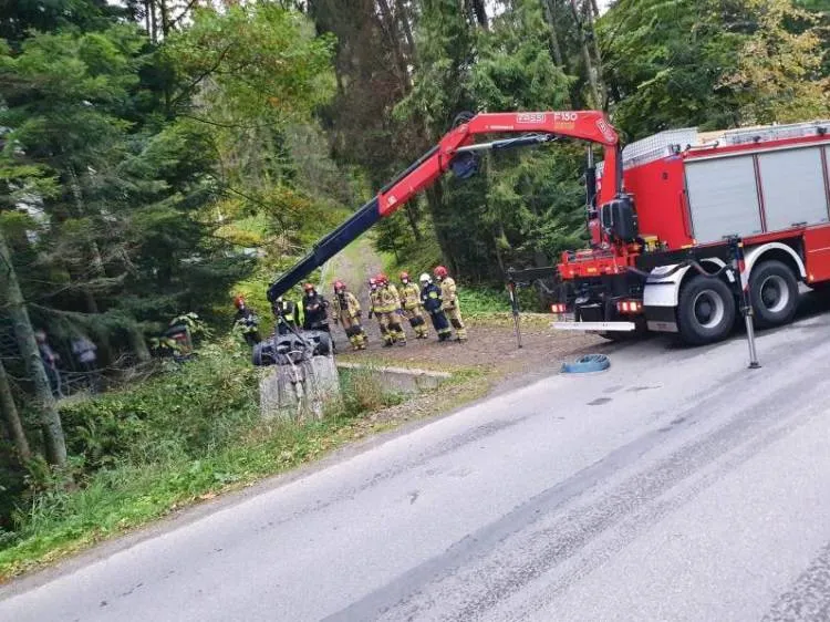 Krynica Zdrój: Na ul. Pułaskiego osobówka wypadła z jezdni i wylądowała na dachu w przydrożnym cieku wodnym