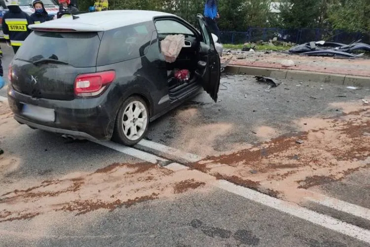 Czołowe zderzenie dwóch aut w Grybowie. Kierujący trafili do szpitala