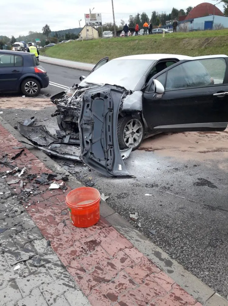 Czołowe zderzenie dwóch aut w Grybowie. Kierujący trafili do szpitala