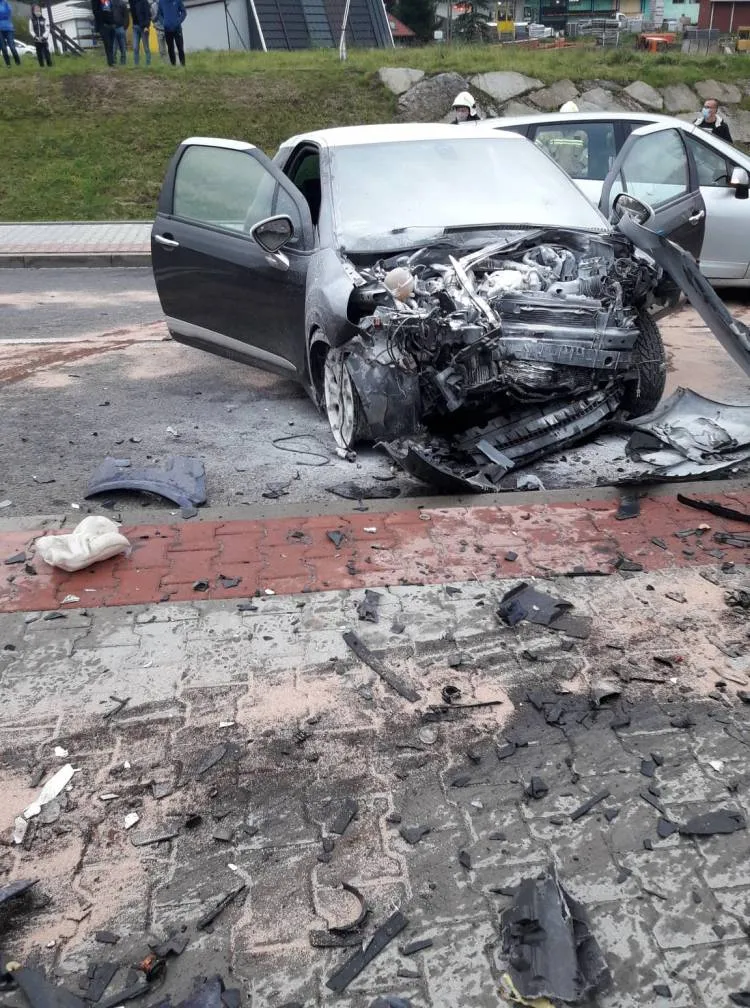 Czołowe zderzenie dwóch aut w Grybowie. Kierujący trafili do szpitala