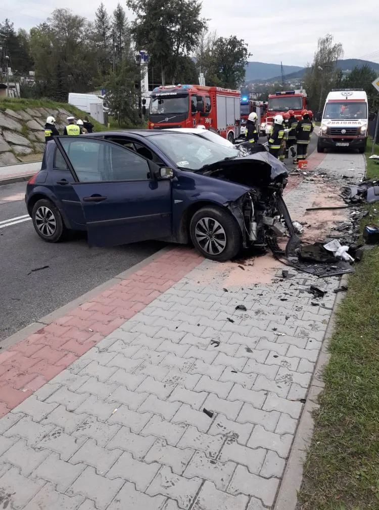 Czołowe zderzenie dwóch aut w Grybowie. Kierujący trafili do szpitala