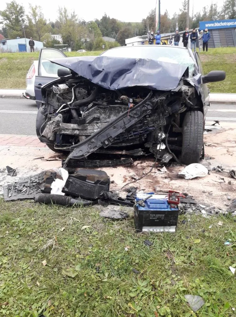 Czołowe zderzenie dwóch aut w Grybowie. Kierujący trafili do szpitala