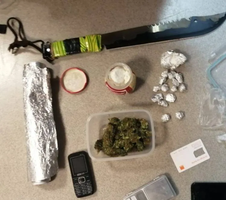 Amfetamina w zamrażarce, marihuana w plecaku, a w pokoju maczeta. Ich właściciel poczeka w areszcie na wyrok