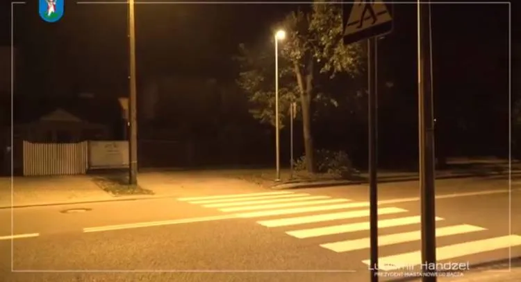 Nad przejściem dla pieszych na ul. Lwowskiej przy skrzyżowaniu z ul. Broniewskiego zamontowano dedykowane oświetlenie