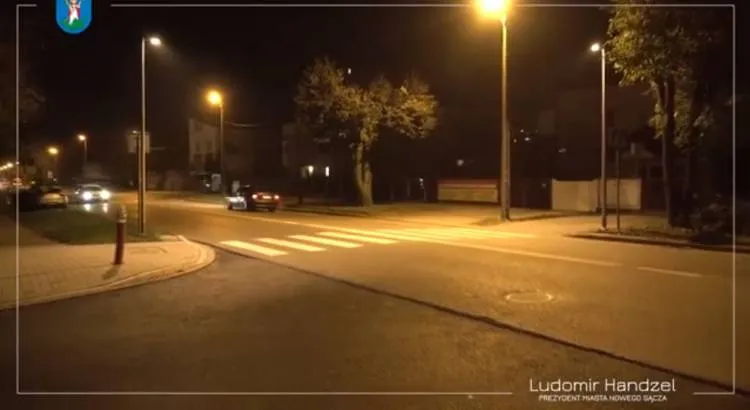 Nad przejściem dla pieszych na ul. Lwowskiej przy skrzyżowaniu z ul. Broniewskiego zamontowano dedykowane oświetlenie