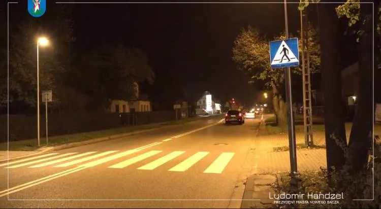 Nad przejściem dla pieszych na ul. Lwowskiej przy skrzyżowaniu z ul. Broniewskiego zamontowano dedykowane oświetlenie