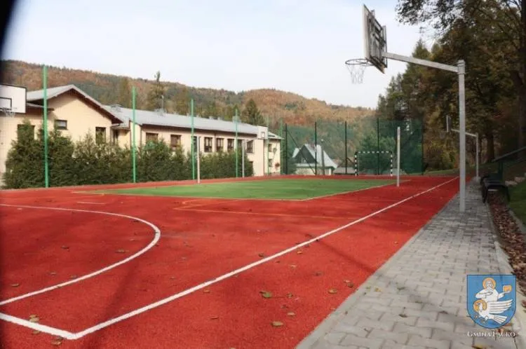 Gmina Łącko realizuje inwestycje na rzecz poprawy bazy infrastruktury szkolnej i sportowej