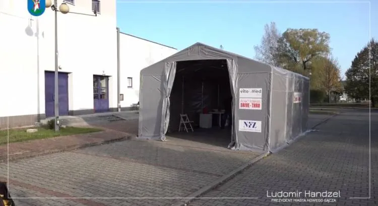 Za halą MOSiR został otwarty dodatkowy punkt pobierania wymazów DRIVE-THRU