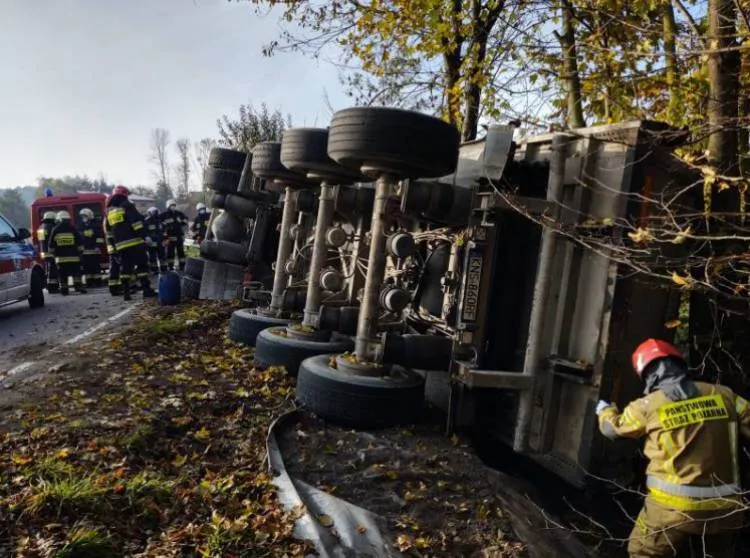 W Trzycierzu ciężarówka przewróciła się na bok. Z jej naczepy na pobocze drogi wysypało się mnóstwo granulatu cementowego