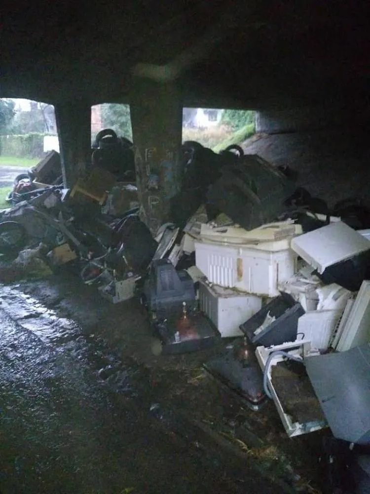 Trwają poszukiwania sprawcy "dzikiego wysypiska" pod mostem na ul. Węgierskiej
