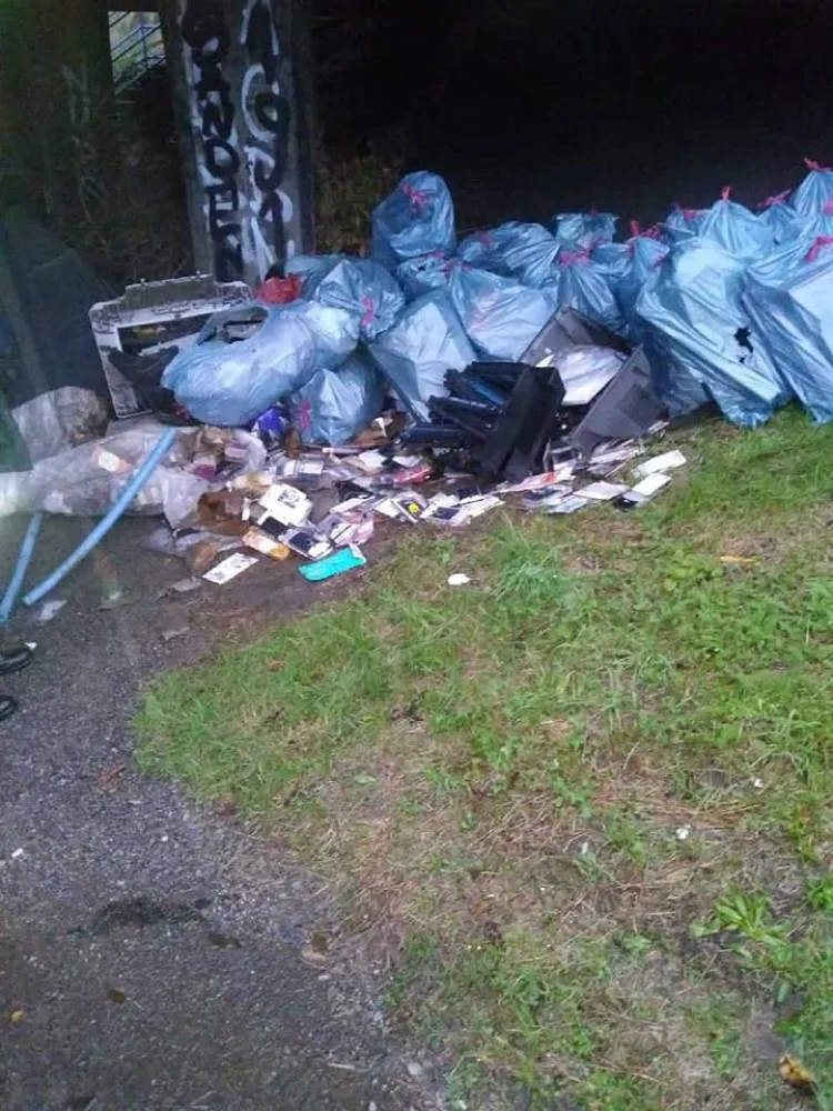Trwają poszukiwania sprawcy "dzikiego wysypiska" pod mostem na ul. Węgierskiej