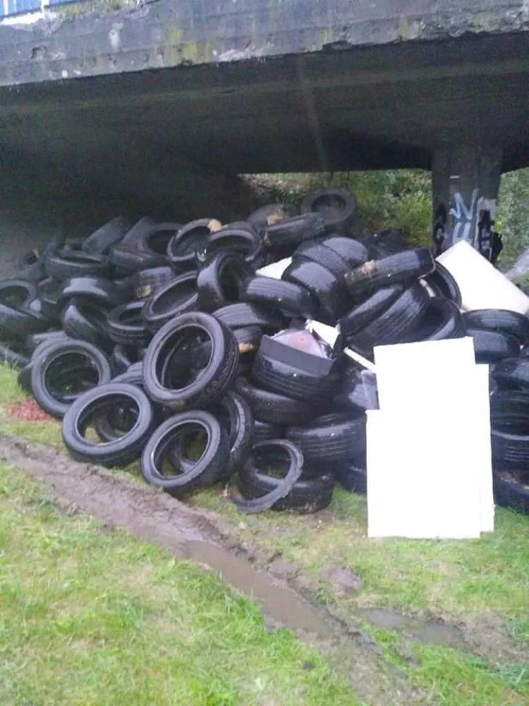 Trwają poszukiwania sprawcy "dzikiego wysypiska" pod mostem na ul. Węgierskiej