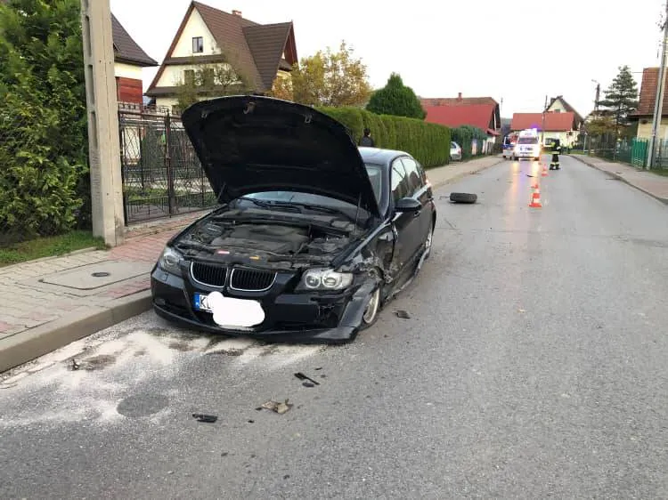 Kolizja dwóch aut na ul. Starowiejskiej w Mszanie Dolnej. Jedna osoba trafiła do szpitala