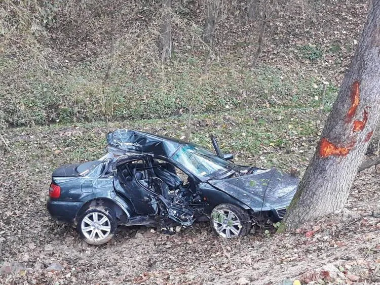 Wypadek w Libuszy: Osobówka wypadła z drogi i uderzyła w drzewo