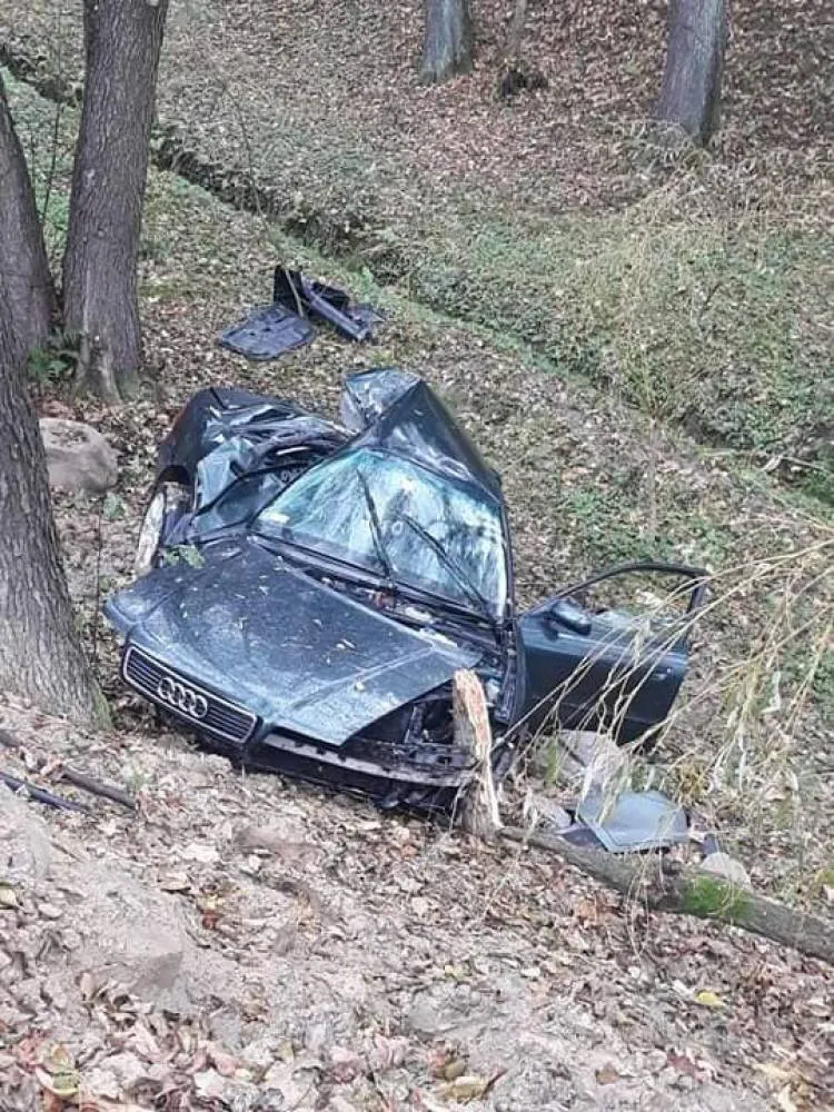 Wypadek drogowy w Libuszy: Osobówka wypadł z drogi i uderzyła w drzewo
