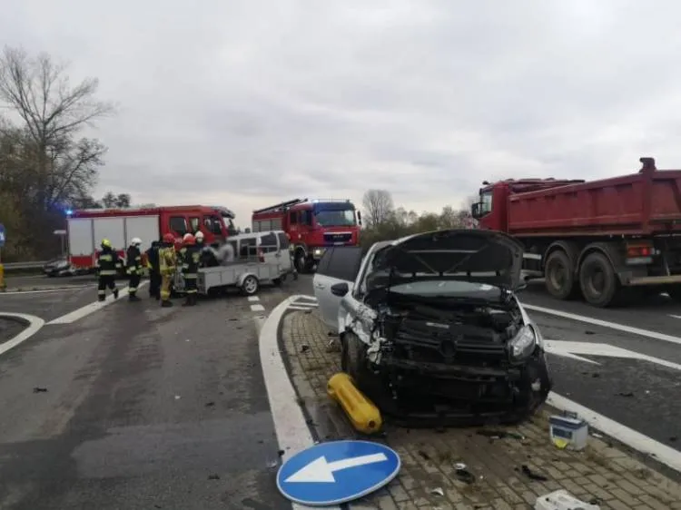 Kolizja dwóch samochodów w Stadłach. Jeden z pojazdów ściął znak drogowy znajdujący się na wysepce