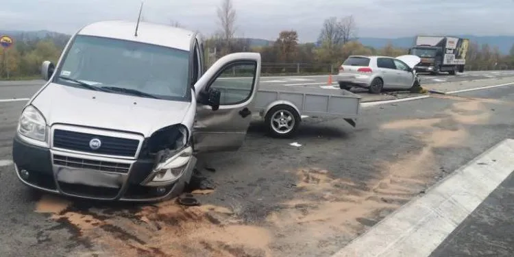 Kolizja dwóch samochodów w Stadłach. Jedna osoba trafiła do szpitala
