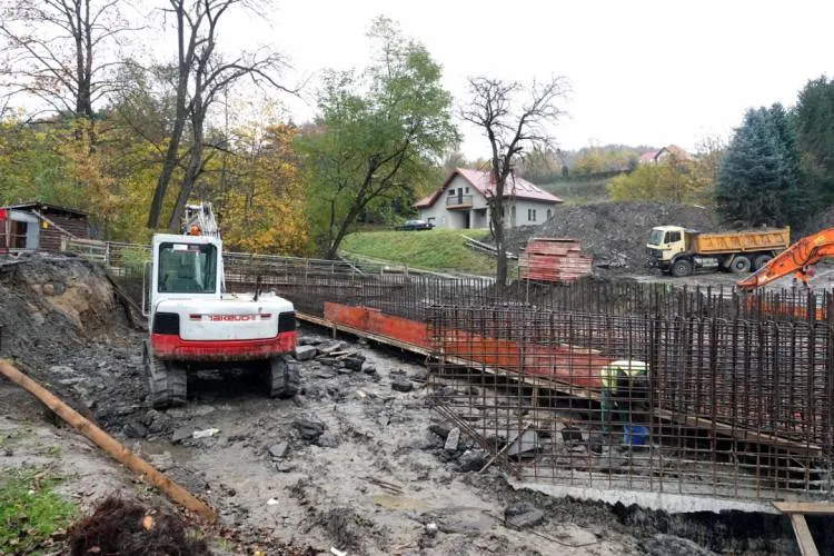 Trwają prace przy budowie mostu w Ubiadzie