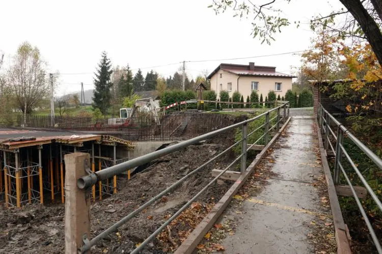 Trwają prace przy budowie mostu w Ubiadzie