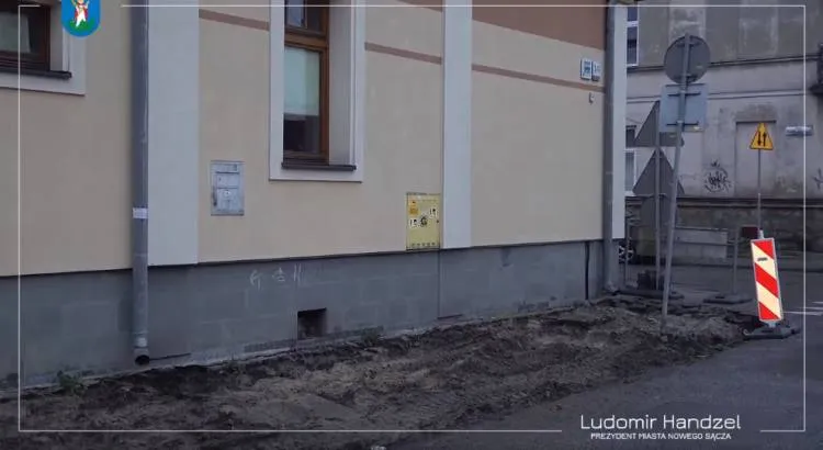 Trwa remont zniszczonego chodnika przy ul. Sikorskiego